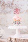 Кекс с кремовой глазурью украшен елками — стоковое фото