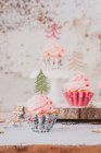 Cupcakes con glaseado de crema decorado con árboles de Navidad - foto de stock