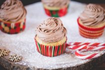 Cupcakes mit Schokolade-Buttercreme-Zuckerguss mit Weihnachtsbäumen dekoriert — Stockfoto