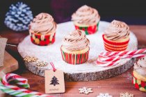 Gâteaux au chocolat avec glaçage à la crème au beurre décoré d'arbres de Noël — Photo de stock
