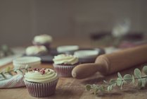 Cupcake fatti in casa in velluto rosso con crema di burro — Foto stock