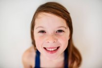 Портрет улыбающейся девушки с веснушками — стоковое фото