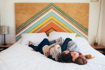 Mutter und Sohn liegen und umarmen sich zusammen im Bett — Stockfoto