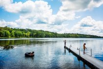 Três crianças no lago de pesca e se divertindo, EUA — Fotografia de Stock