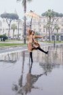 Frau tanzt im Regen, Rom, Latium, Italien — Stockfoto