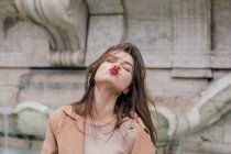 Mulher vomitando e soprando um beijo, Roma, Lácio, Itália — Fotografia de Stock