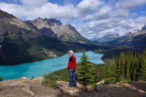 Uomo in piedi sulla roccia guardando Bow Lake, Banff National Park, Alberta, Canada — Foto stock