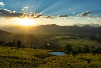 Sole che tramonta sulla valle del Tweed e sul parco nazionale delle catene di confine, Nuovo Galles del Sud, Australia — Foto stock
