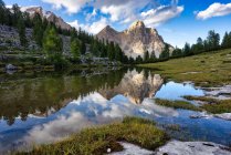 Reflexiones de montaña en un lago cerca de Rifugio Fanes, Parque Natural de Fanes-Sennes-Braies, Tirol del Sur, Italia - foto de stock