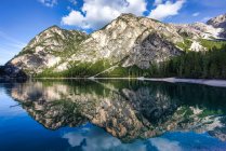 Réflexions de montagne dans le lac de Braies, Tyrol du Sud, Italie — Photo de stock