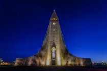 Hallgrimskirkja, Reikiavik, Islandia por la noche - foto de stock