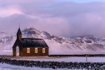 Kleine Schwarze Kirche von Budir im Schnee, Snaefellsness, Island — Stockfoto