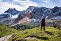 Mulher turista em Dolomites, Tirol do Sul, Itália — Fotografia de Stock