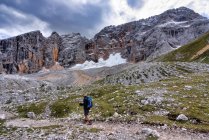 Caminhadas de homens nas Dolomitas, Parque Natural Fanes-Sennes-Braies, Tirol do Sul, Itália — Fotografia de Stock
