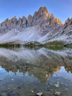 Monte Paterno reflexão no Lago dei Piani, Tre Cime Natural Park, Dolomites, Itália — Fotografia de Stock