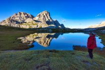 Touristin in Dolomiten, Südtirol, Italien — Stockfoto