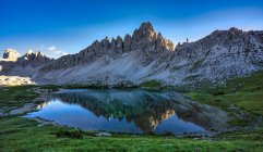 Monte Paterno reflexão no Lago dei Piani, Tre Cime Natural Park, Dolomites, Itália — Fotografia de Stock
