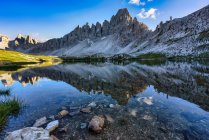 Riflessione sul Monte Paterno nel Lago dei Piani, Parco Naturale delle Tre Cime, Dolomiti, Italia — Foto stock