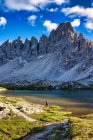 Turismo femminile nelle Dolomiti, Alto Adige, Italia — Foto stock