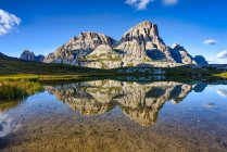 Reflexión de Monte Paterno en Lago dei Piani, Parque Natural de Tre Cime, Dolomitas, Italia - foto de stock