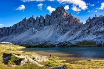 Donna fotografa Monte Paterno e Lago dei Piani, Tre Cime di Lavarado, Dolomiti, Italia — Foto stock