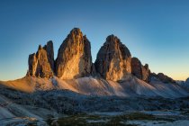 Monte Paterno e Tre Cime di Lavarado ao pôr-do-sol, Dolomites, Tirol do Sul, Itália — Fotografia de Stock