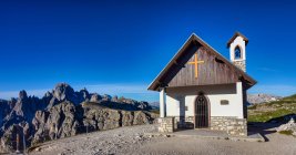 Iglesia alpina cerca del refugio Locatelli, Tre Cime di Lavaredo, Dolomitas, Italia - foto de stock