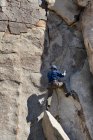 Vista posteriore di un uomo arrampicata su roccia, Maui, Hawaii, Stati Uniti — Foto stock