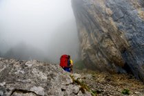 Man rock climbing in the fog, Ebenalp, Switzerland — Stock Photo