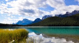 Lac Bow et montagnes Rocheuses, parc national Banff, Alberta, Canada — Photo de stock