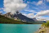 Bow Lake and Rocky Mountains, Banff National Park, Alberta, Canadá - foto de stock