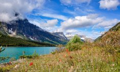 Lago Bow e Montanhas Rochosas, Parque Nacional Banff, Alberta, Canadá — Fotografia de Stock