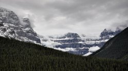 Скелясті гори на березі озера, національний парк Банф, Альберта, Канада. — стокове фото