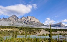 Felsige Berglandschaft und Athabasca Fluss, Jasper Nationalpark, Alberta, Kanada — Stockfoto