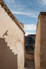 Ombre d'un oiseau en vol sur une maison, Matera, Basilicate, Italie — Photo de stock