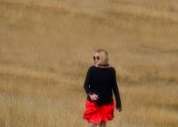 Donna che cammina attraverso un campo, Monte Zlatibor, Serbia — Foto stock