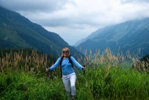 Lächelnde Wanderin in den Bergen, Sustener Alpen, Schweiz — Stockfoto