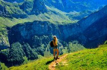 Senderismo femenino en las montañas Santis, Alpstein, Appenzeller, Suiza - foto de stock