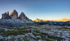 Femme regardant Sunrise, Tre Cime di Lavaredo, Dolomites, Tyrol du Sud, Italie — Photo de stock