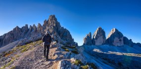 Donna Escursioni lungo un sentiero, Tre Cime di Lavaredo, Dolomiti, Alto Adige, Italia — Foto stock