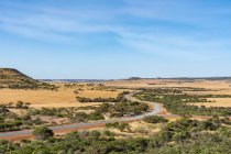 Kurvenreiche Straße durch ländliche Landschaft, Region Mittlerer Westen, Westaustralien, Australien — Stockfoto