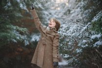 Sonriente niño de pie en el bosque nevado, Bedford, Halifax, Nueva Escocia, Canadá - foto de stock