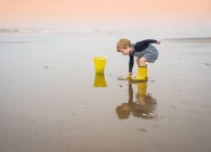 Garçon jouant sur la plage, Bedford, Halifax, Nouvelle-Écosse, Canada — Photo de stock