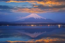 Monte Fuji al atardecer, Honshu, Japón - foto de stock