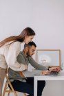 Hombre y mujer trabajando en una computadora - foto de stock