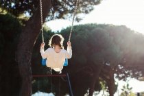 Vue arrière d'une fille sur une balançoire, Espagne — Photo de stock