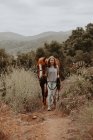 Fille marche à travers le paysage rural avec son cheval, Californie, États-Unis — Photo de stock