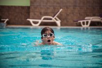 Menino nadando em uma piscina, Bulgária — Fotografia de Stock