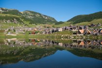 Prokosko Dorf am See Prokosko Jezero, Fojnica, Bosnien und Herzegowina — Stockfoto