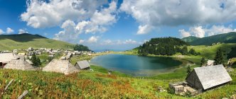 Деревня Прокоско на озере Прокоско-Езеро, Фойница, Босния и Герцеговина — стоковое фото